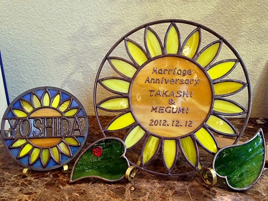 ひまわりをモチーフにしたマリッジアニバーサリーと表札
